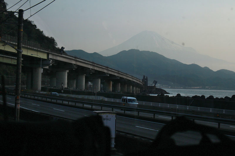 東海道線上り前面車窓富士山と東名・さった峠下 190421