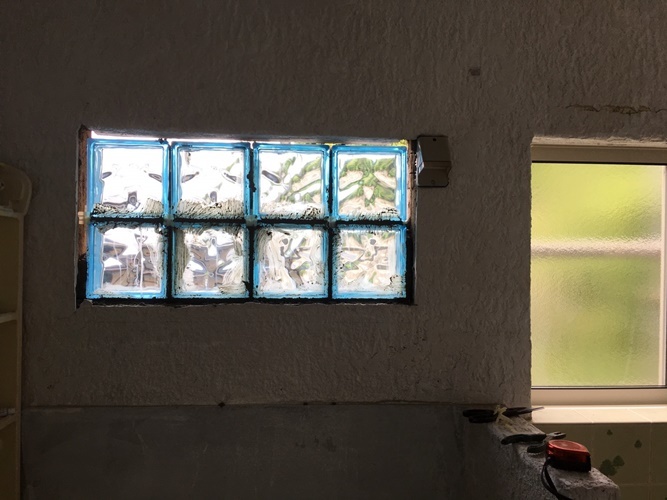 一戸建てリノベーション工事中の浴室にガラスブロック取付