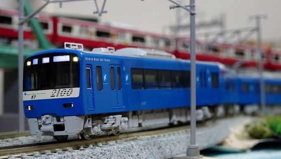 KATOの京急2100形ブルースカイトレインが入線 - ビスタ模型鉄道